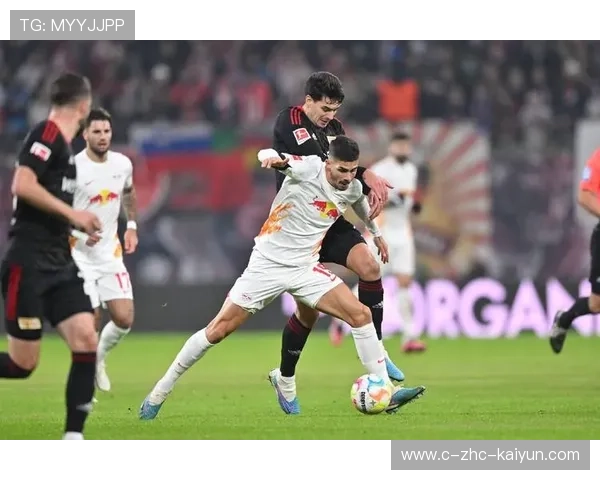 德甲莱比锡边路配合见效，客队防线崩解